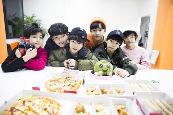 YHBOYS组合张恩硕、孙嘉锴过生日：公益方式庆生！意义非凡