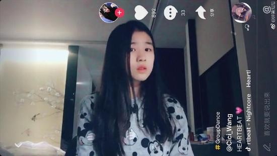 汪峰大女儿小苹果出落成小美女：长发加上甜美笑容！新鲜健康