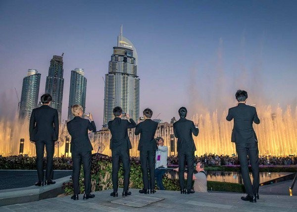 EXO受邀前往迪拜亲自观赏喷泉  7名成员到当地就受到热烈欢迎
