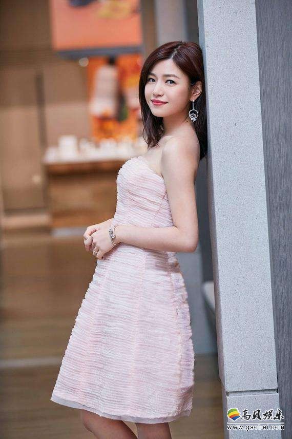 陈妍希晒出美照：桃红色礼裙，倚在墙边，皮肤白皙，笑容迷人