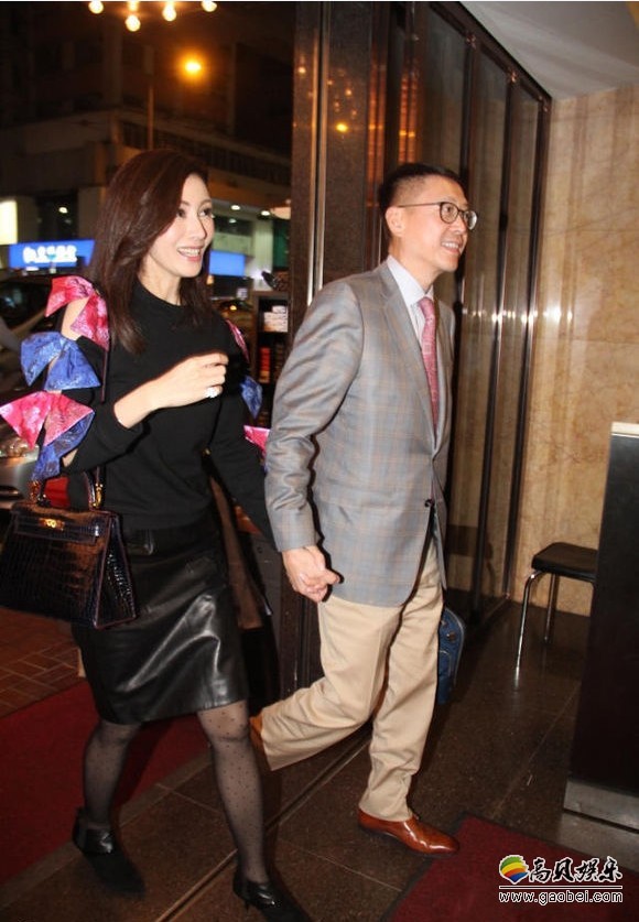 李嘉欣与丈夫许晋亨现身马场：两人牵着手大秀恩爱，令人羡慕