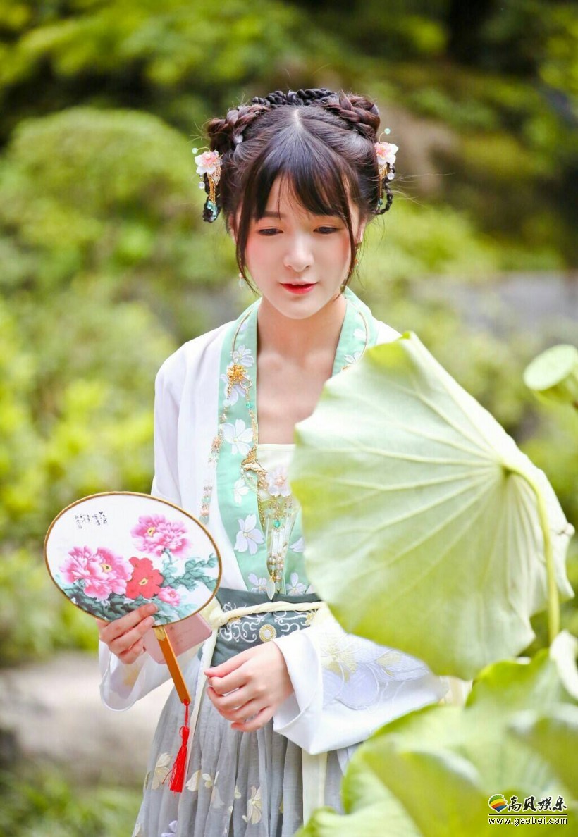 徐娇晒出穿露脐装自拍照：虽然没有露脸，腹部马甲线隐约可见