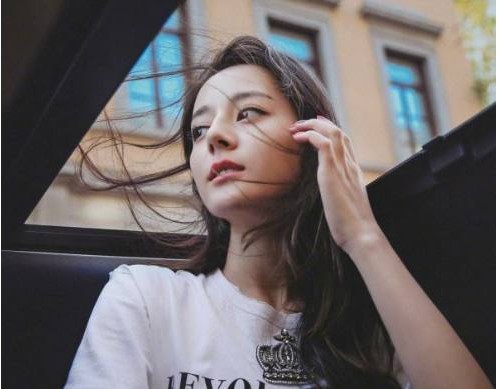 迪丽热巴发布有声视频：她大展“新技能”！徒手捏爆一串气球