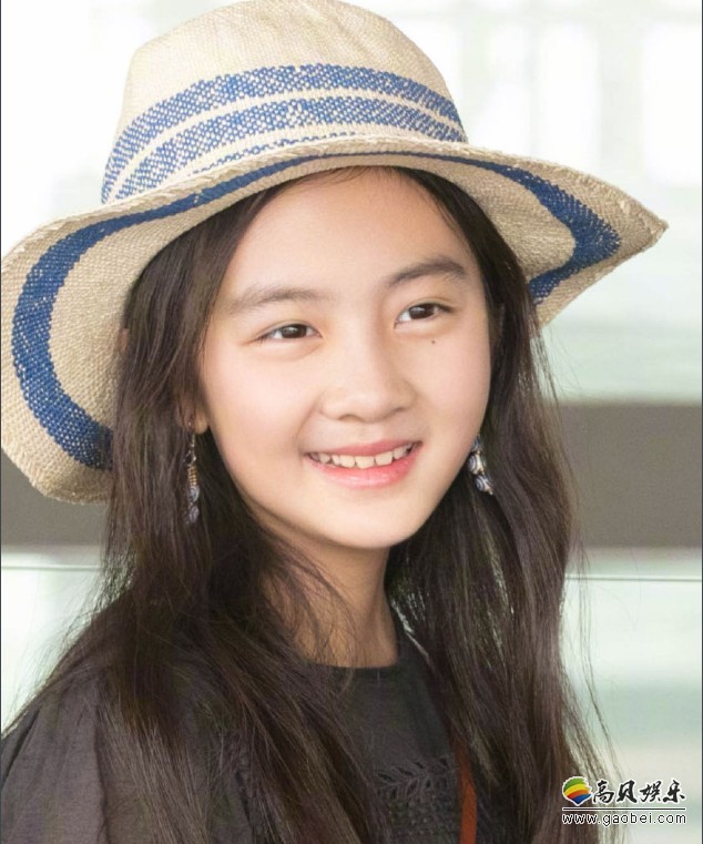 孙莉晒出女儿多多美照：长发披肩，头戴花环，越来越有女神范