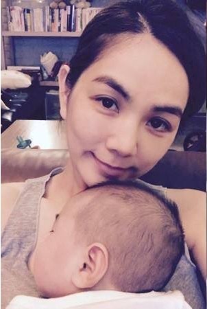 Ella(陈嘉桦)分享老公赖斯翔与劲宝父子生活照：体态非常健壮