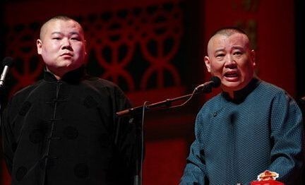 岳云鹏晒出PS照为郭德纲庆生：小岳岳将自己P成师父抱怀里