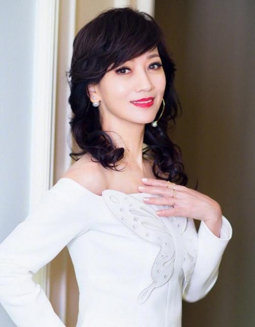 赵雅芝微博晒美照：脸上完全没有岁月痕迹，身材都保养得宜