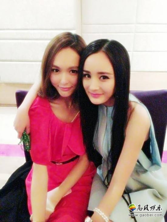 杨幂回应唐嫣姐妹情不和传闻：网上各种传言都有！不会在意