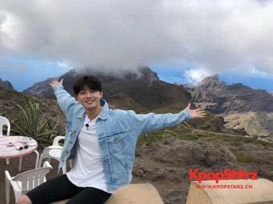 朴叙俊发西班牙纪念照片   蓝色牛仔外套，以高山、白云而背景