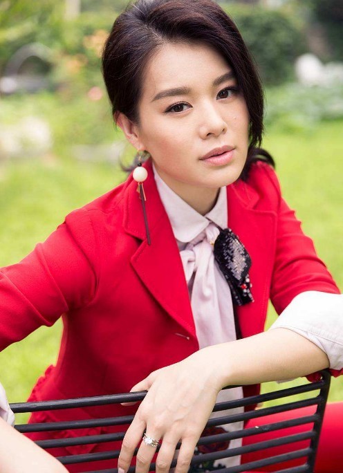 港媒报道：胡杏儿和婆婆只是表面和谐，实际上两人暗中较劲