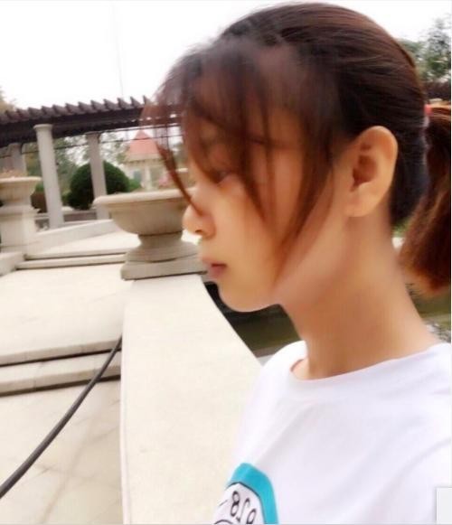 名为“作家地衣”微博加V认证女网友：公开“认爱”侯耀华