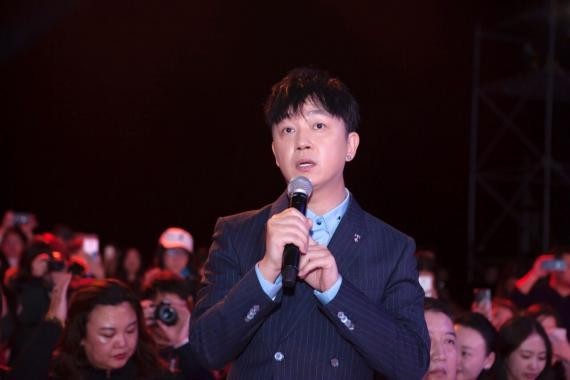 潘粤明现身北京：萌娃同台助力传统文化！称自己还是小鲜肉