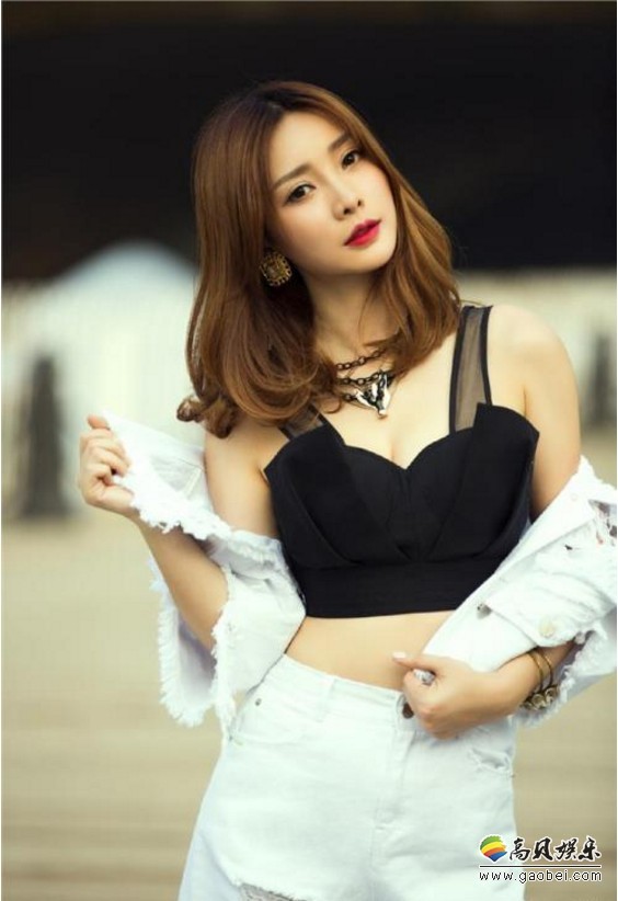 柳岩微博晒出美照：短裙秀出蛮腰，眼神妩媚无辜，惹人怜爱