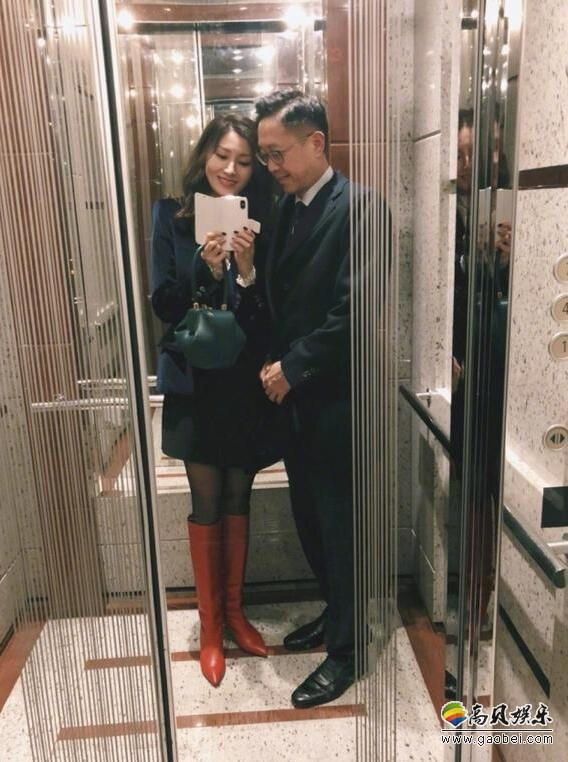 李嘉欣微博晒出与老公恩爱照:在电梯间甜蜜依偎老公秀恩爱 李嘉欣微博晒出与老公恩爱照:在电梯间甜蜜依偎老公秀恩爱