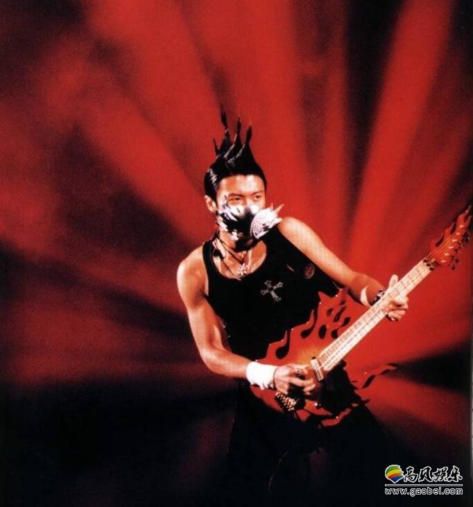 谢霆锋经典"鸡冠发型"惊喜亮相高雄《第13届kkbox风云榜》