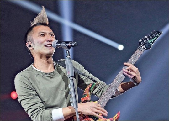 谢霆锋经典"鸡冠发型"惊喜亮相高雄《第13届kkbox风云榜》