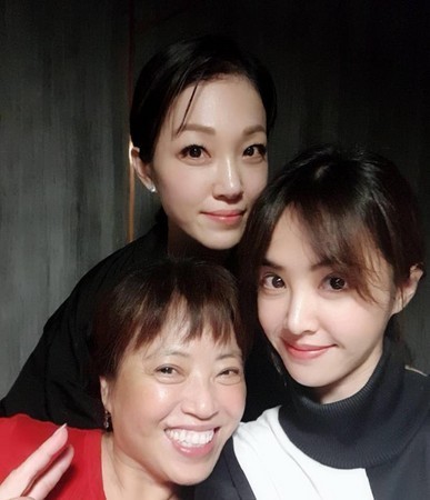 蔡依林姊姊蔡旻纹晒出妹妹、妈妈合照：母女三人皮肤气色超好