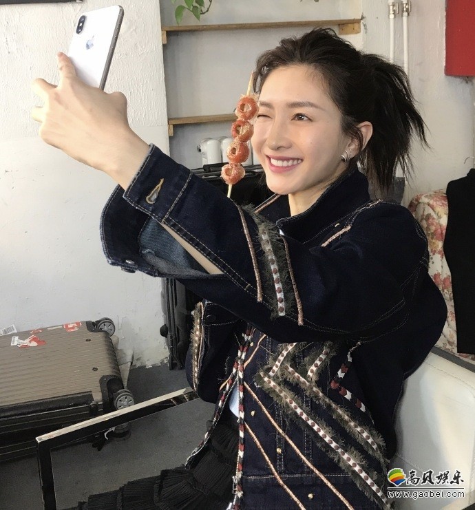 工作室晒出江疏影拿着糖葫芦自拍照：转发调侃“朝阳区苏菲玛索”