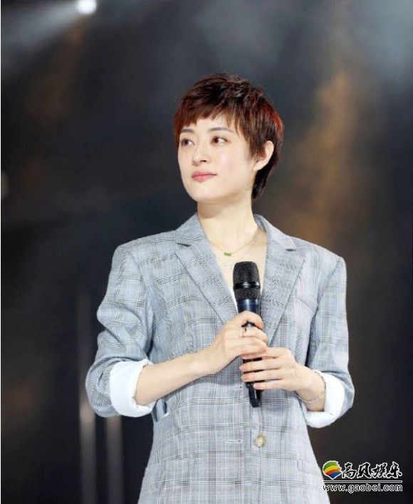 孙俪出席某晚会：身着白色格纹套装干练优雅，暖心笑容温暖冬日