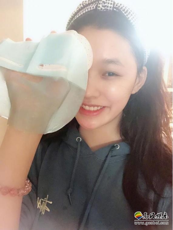 林允晒出照片：精致素颜出镜，边敷面膜边看剧本，皮肤光滑白嫩