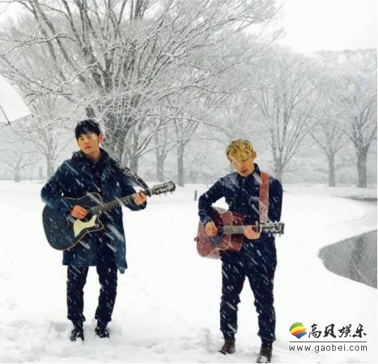周杰伦晒出在雪地里谈吉他唱歌照片:粉丝:赶紧来杯奶茶暖一暖 周杰伦晒出在雪地里谈吉他唱歌照片:粉丝:赶紧来杯奶茶暖一暖