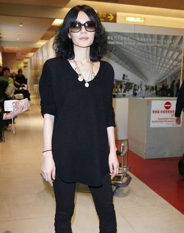 王菲当年云南大理逛街图扒出：戴着口罩！与女儿李嫣首饰店闲逛