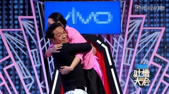 某节目现场:刘嘉玲和马景涛同框!男方拥抱亲吻女方,引发了吐槽 某节目现场:刘嘉玲和马景涛同框!男方拥抱亲吻女方,引发了吐槽