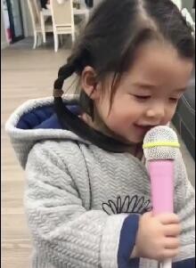 王栎鑫分享女儿K歌视频：女儿手拿麦克风唱着《栀子花》软萌可爱