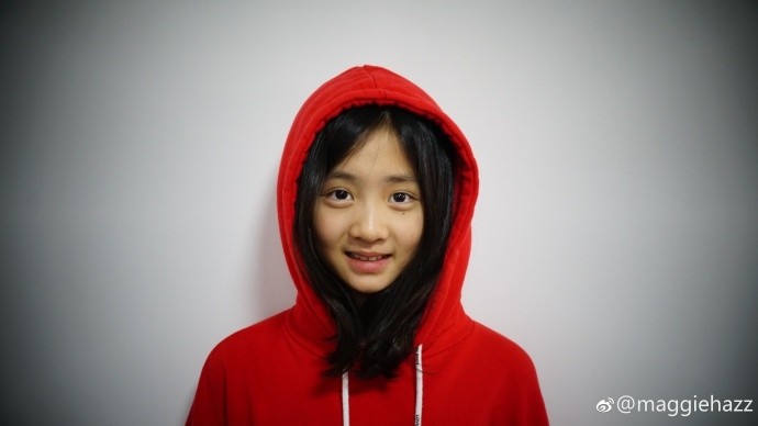 多多(黄忆慈)写真照:时而搞怪,时而瞪眼;时而微笑,时而卖萌