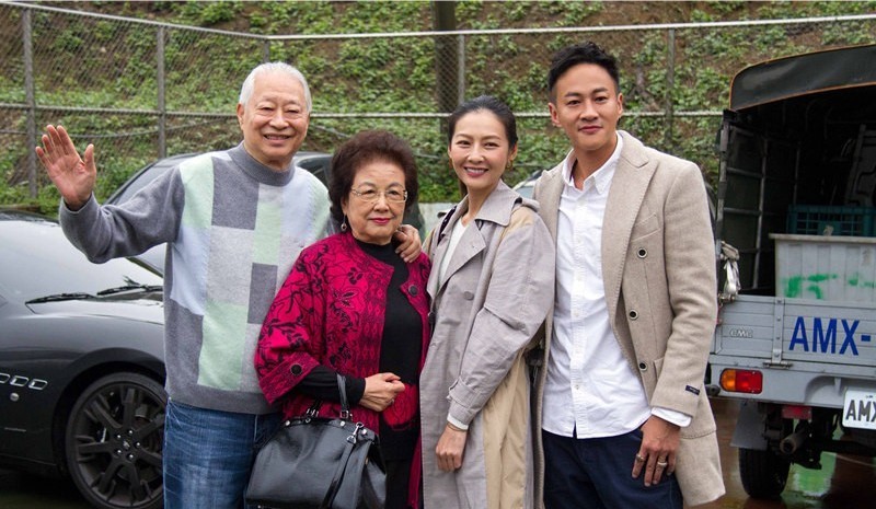 何润东一家四口现身社区慈善会：参加已连续8年举办的爱心活动