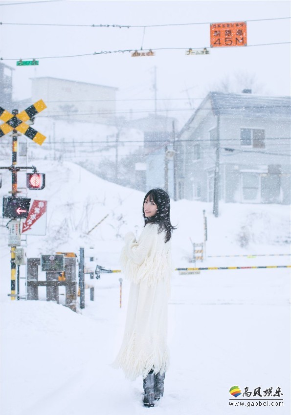 张嘉倪微博晒出雪中美图：白色针织衫，黑发披肩，画风清纯唯美