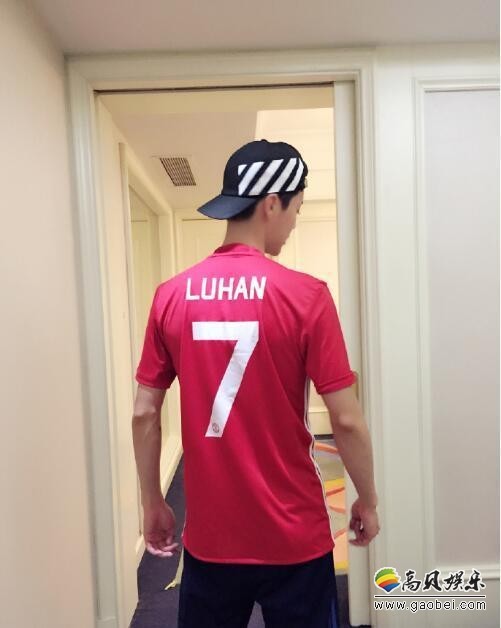 鹿晗深夜收工心急错点赞！粉丝指引寻回曼联本尊：迷弟实在可爱