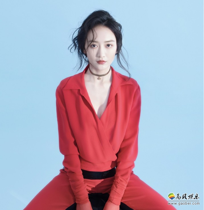 王鸥极简风格时尚写真：出众身高纤细身材，干干净净，云淡风轻