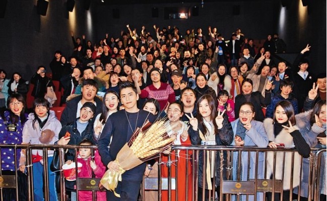 武汉见面会：王大陆栏杆前安慰女粉丝超暖心！努力演戏不惧压力