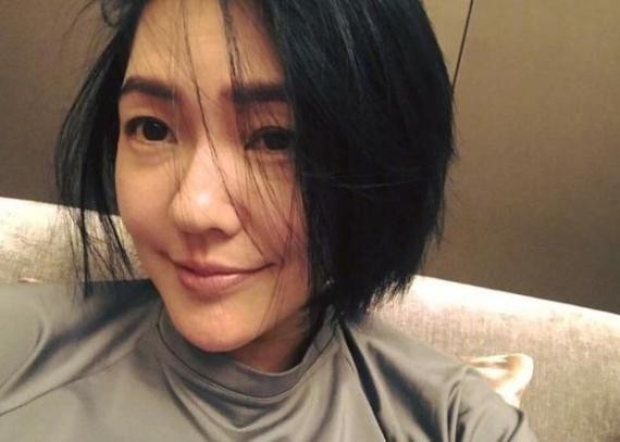 小S晒出素颜美照：依旧短发稍显凌乱，皮肤白皙细腻，非常漂亮