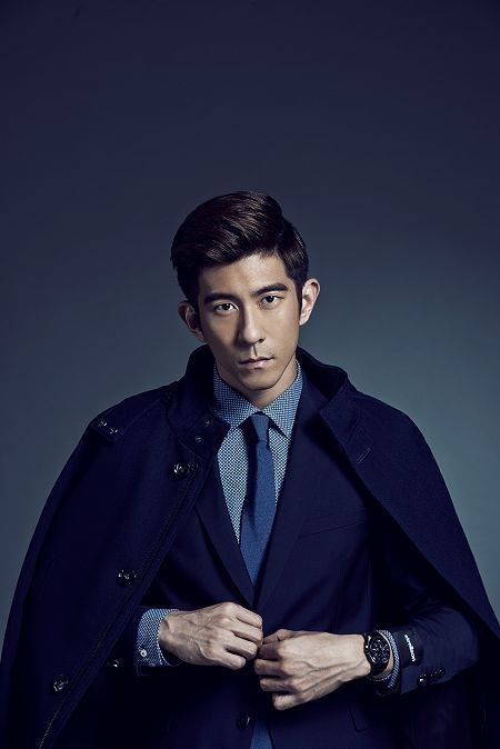 “孩子王”修杰楷抱着女儿咘咘：身边四个孩子！聚精会神讲故事