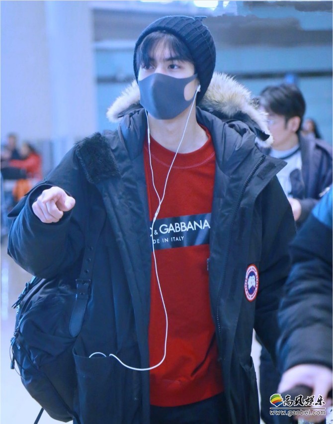 宋威龙结束《快乐大本营》录制低调返京：众粉丝守候机场等待接机