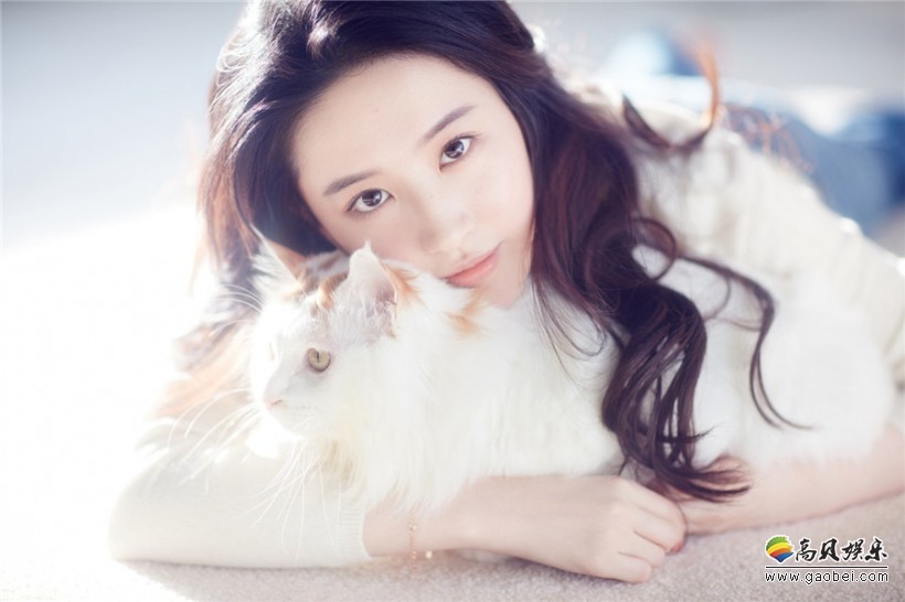 刘亦菲晒出撸猫照片：露出半边脸，气色红润。素颜出镜，皮肤白皙