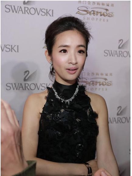 林依晨后援会上传她参加活动图片：babyface消失了！面颊消瘦憔悴