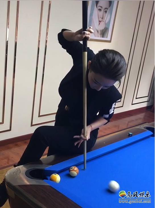 “九球天后”潘晓婷微博发布自己在练球的视频：尽展花式台球技术