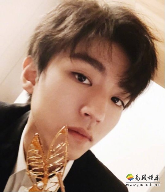 王俊凯晒出自拍照：身穿西装，手拿糖人，各种耍酷，一脸挑逗眼神