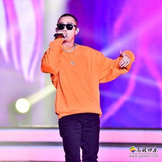 网友爆料：歌手GAI房交所买房，遇到有人偷拍，当众怒斥一位女生