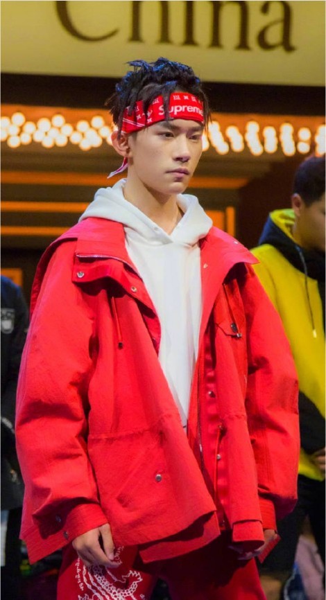 易烊千玺现身某节目录制：帅气红色套装，脏辫帅气迷人，酷炫十足