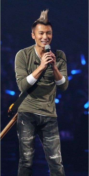 谢霆锋出席kkbox风云榜还原17年前活着viva鸡冠头造型