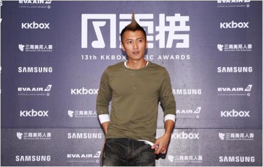 谢霆锋出席KKBOX风云榜：还原17年前《活着viva》“鸡冠头”造型