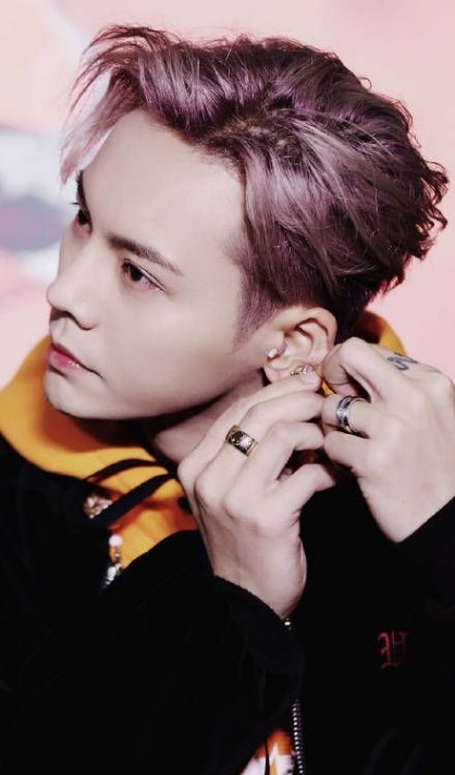 《热血街舞团》：陈伟霆休闲嘻哈风！银白色短发利落帅气“侧颜杀”