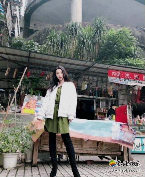 柳岩晒出美照：白色外套黑色长靴，大秀长腿！长发柔顺，唇红肤白