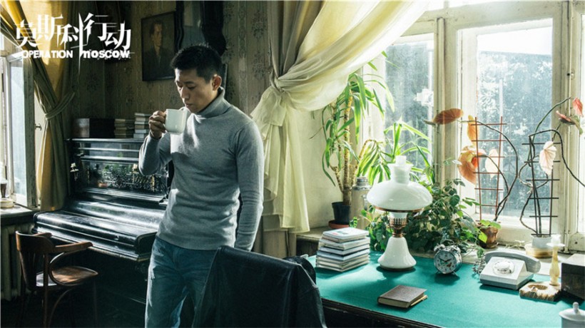 展开了90年代中国商人东欧淘金,俄罗斯特殊时期风貌的历史画卷,让观众