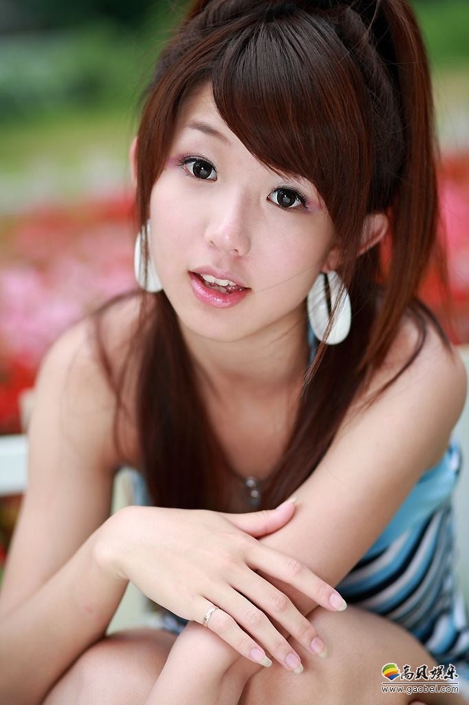 郭书瑶晒出与小男孩互相对视照片：可爱长睫毛和刘海连成“一线天”