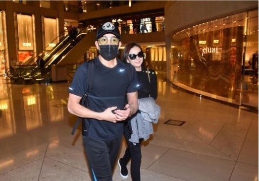 郭富城商场为方媛买13双女鞋！自己则买5双男鞋：表示将在香港过年